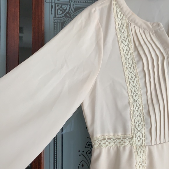 Off-White Blouse with lace and buttons - Picture 3 of 4